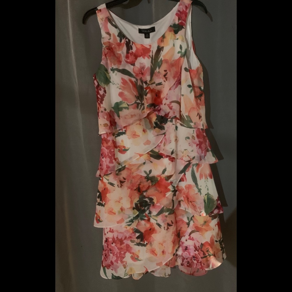 Beautiful floral layered dress that is lined.